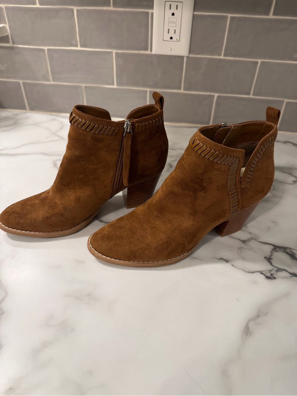 Like New DV8 Dolce Vita Women's Jace Dune Suede Ankle Bootie Block Heel Sz 7.5